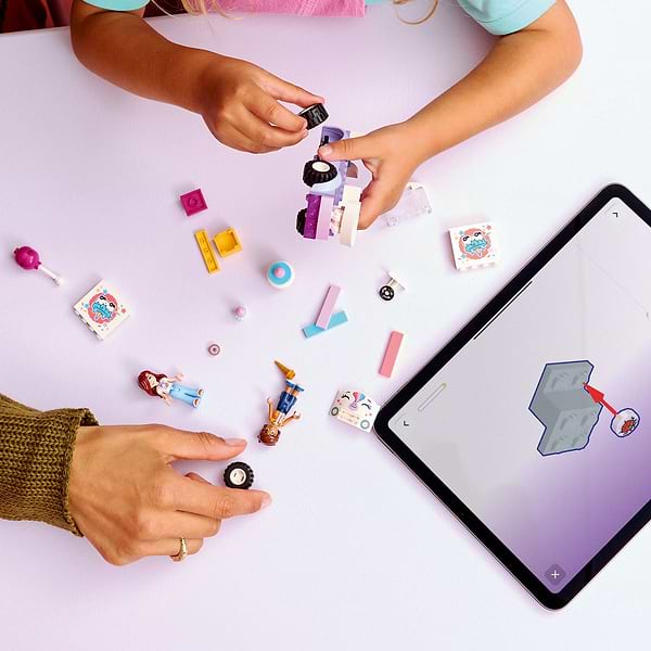 Фото - Конструктор LEGO Friends Автомобиль для доставки тортов с единорогами (42675)