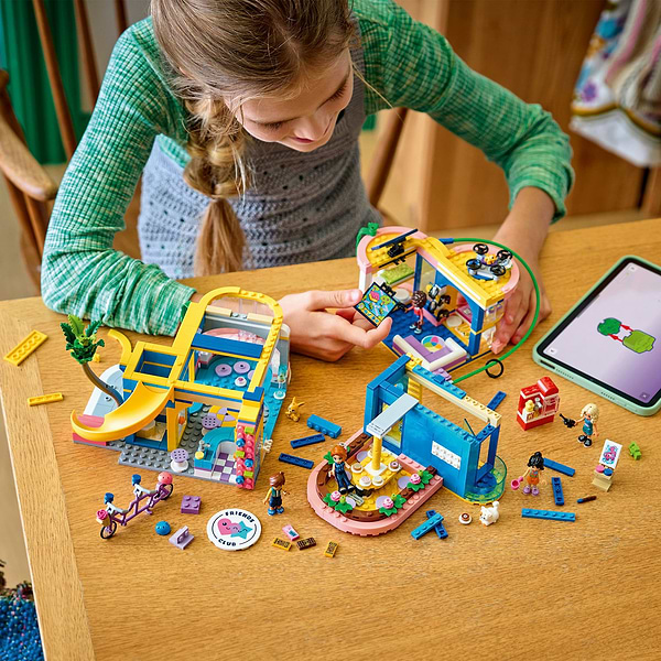Фото - Конструктор LEGO  Friends Клубний будинок друзів HLC (42689)