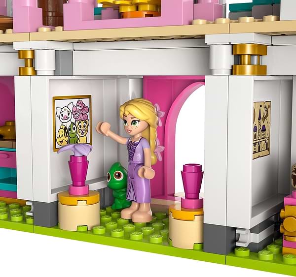 Фото - Конструктор LEGO Disney Princess Замок принцеси та королівські улюбленці (43267)