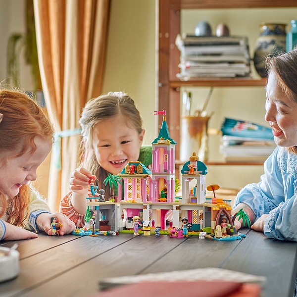 Фото - Конструктор LEGO Disney Princess Замок принцеси та королівські улюбленці (43267)