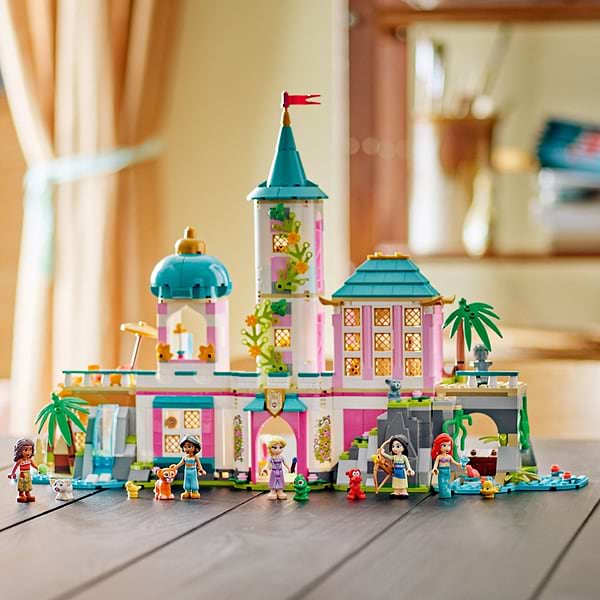 Фото - Конструктор LEGO Disney Princess Замок принцеси та королівські улюбленці (43267)