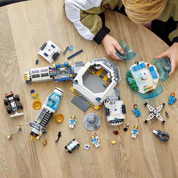 Фото - Конструктор LEGO City Місячна Дослідницька база (60350)