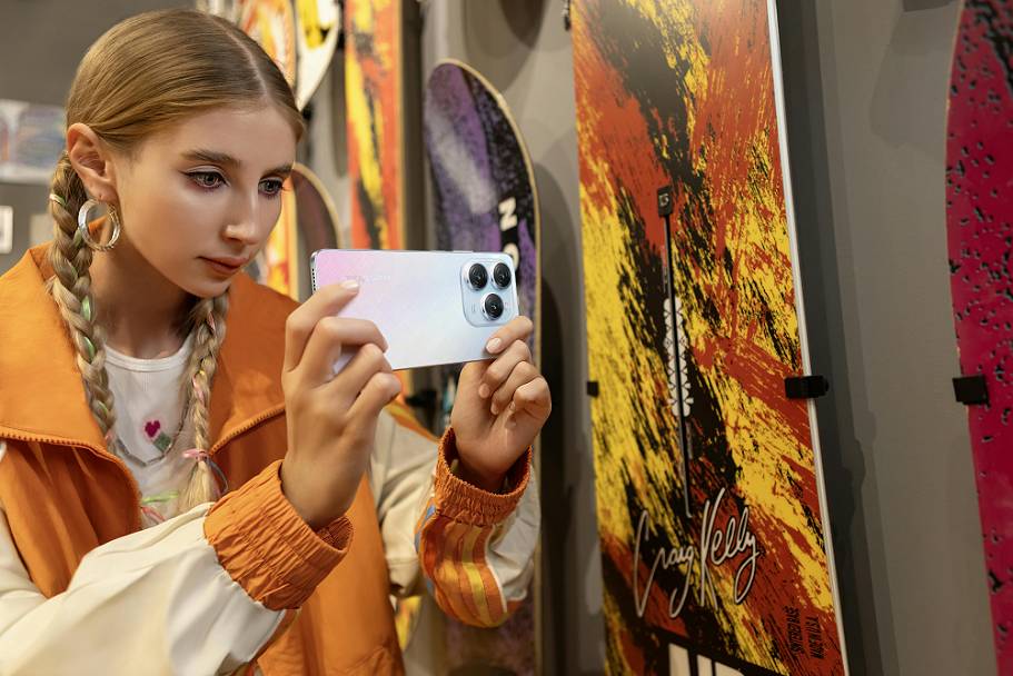 Фото - Смартфон Tecno Spark 20 Pro 8/256Gb Frosty Ivory (KJ6)