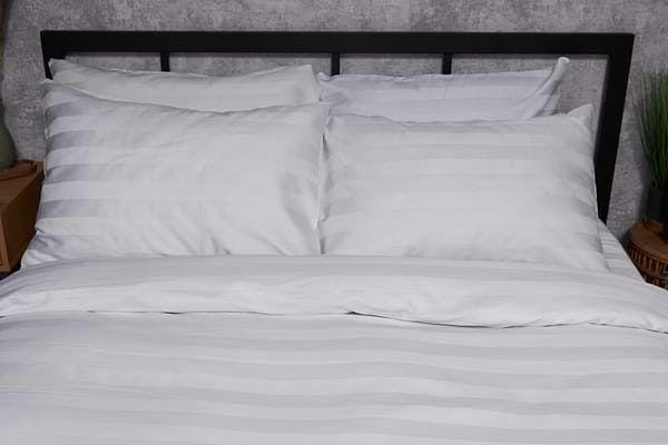 Фото - Комплект постільної білизни Moon&Star Satin Premium Royal White 143х210 нав. 2х50х70 (MS-820002944)