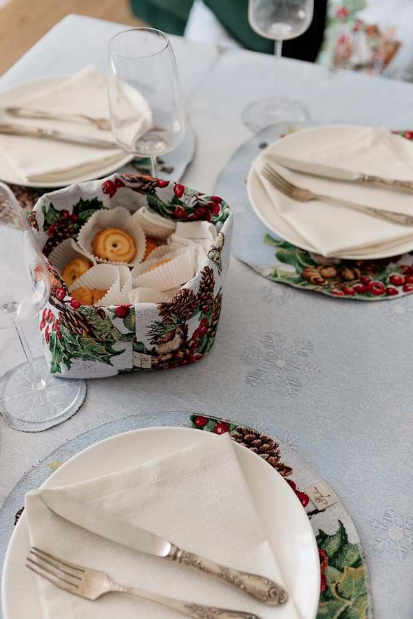 Фото - Скатертина прямокутна Прованс Новорічна гобеленова Squirrel 135х140 см (041753)