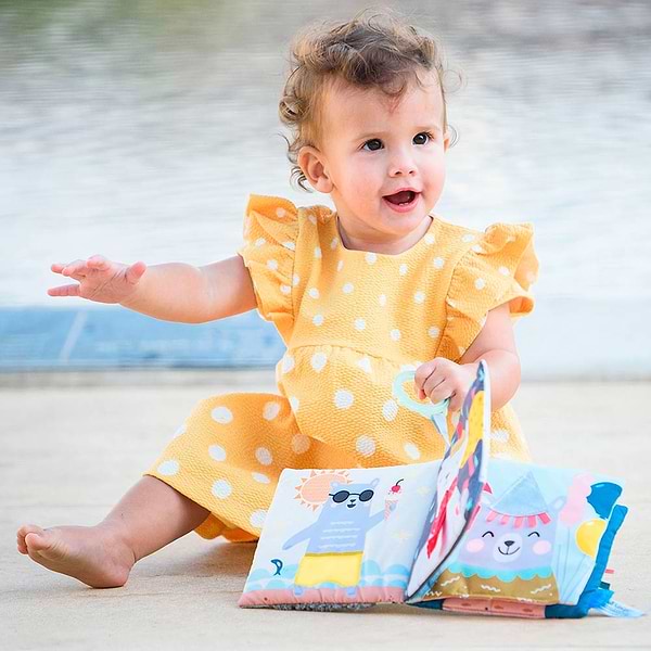 Фото - Книжка-іграшка Taf Toys для коляски колекції «Полярне сяйво» - ЩО НАДІНЕ ВЕДМЕДИК ПОЛ (12605)