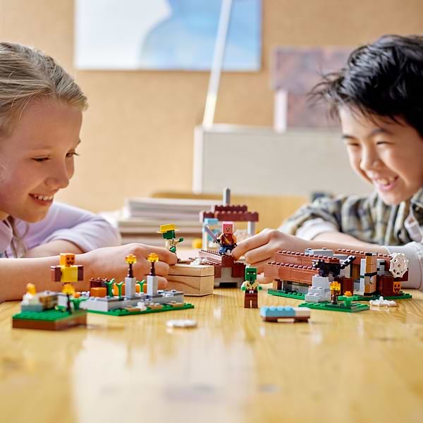 Фото - Конструктор LEGO Minecraft Заброшенная деревня (21190)