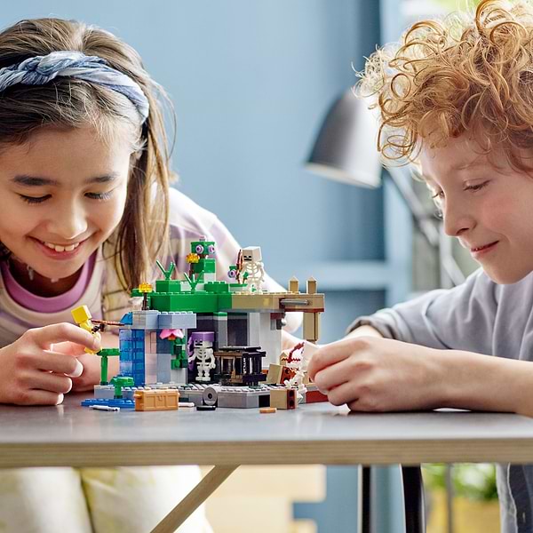 Фото - Конструктор LEGO Minecraft Підземелля скелетів (21189)