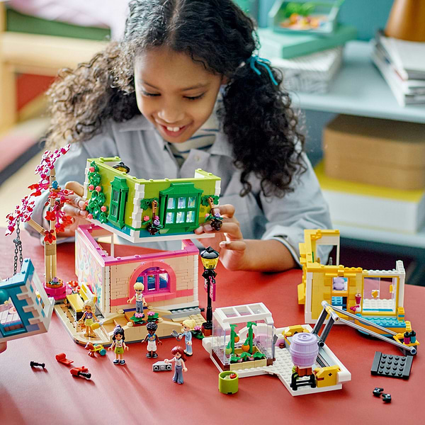Фото - Конструктор LEGO Friends Хартлейк-Сіті. Громадський центр (41748)