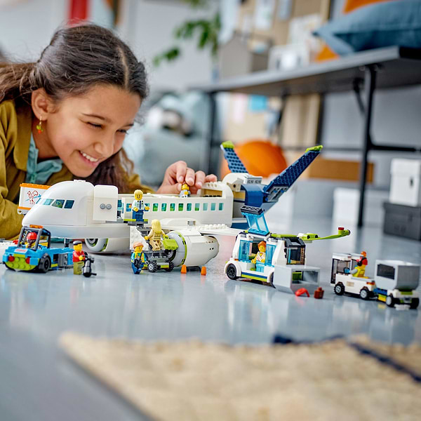 Фото - Конструктор LEGO City Пассажирский самолет (60367)
