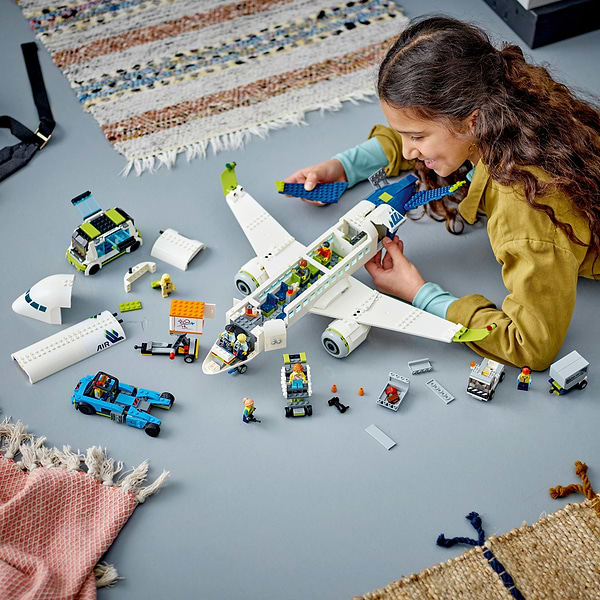 Фото - Конструктор LEGO City Пассажирский самолет (60367)