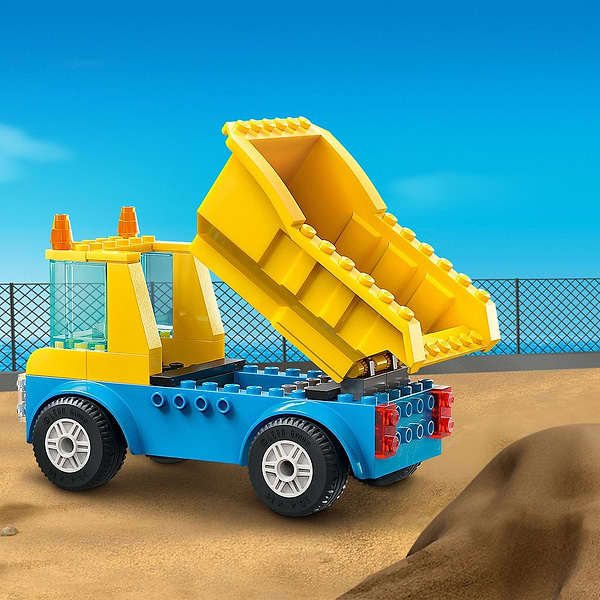 Фото - Конструктор LEGO City Будівельна вантажівка й кулястий кран-таран (60391)