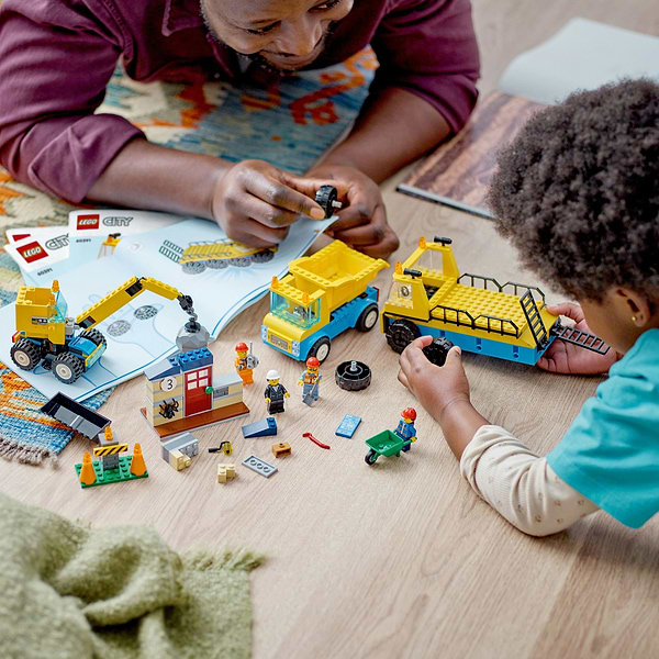 Фото - Конструктор LEGO City Будівельна вантажівка й кулястий кран-таран (60391)