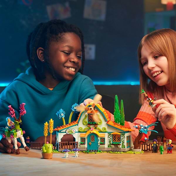 Фото - Конструктор LEGO DREAMZZZ Стайня казкових істот (71459)