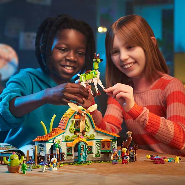 Фото - Конструктор LEGO DREAMZZZ Стайня казкових істот (71459)