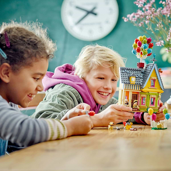 Фото - Конструктор LEGO Disney Classic Дом «Вперед и вверх» (43217)