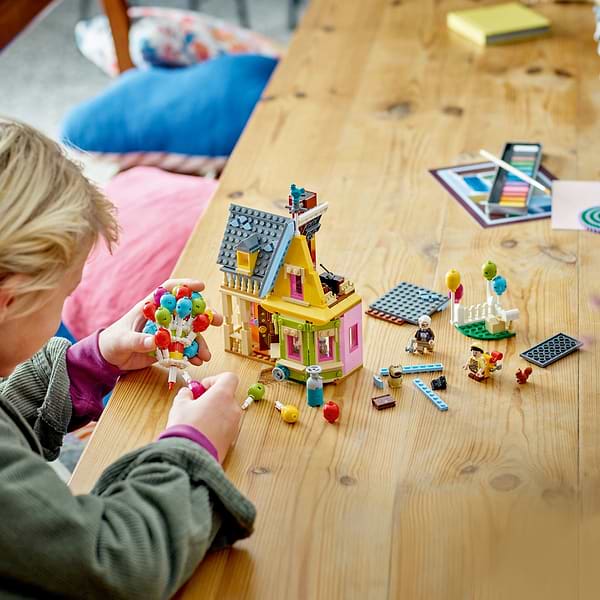 Фото - Конструктор LEGO Disney Classic Дом «Вперед и вверх» (43217)