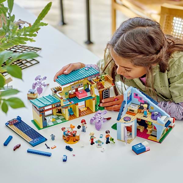 Фото - Конструктор LEGO Friends Родинні будинки Оллі й Пейслі (42620)