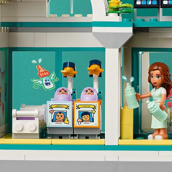 Фото - Конструктор LEGO Friends Лікарня в Хартлейк-Сіті (42621)