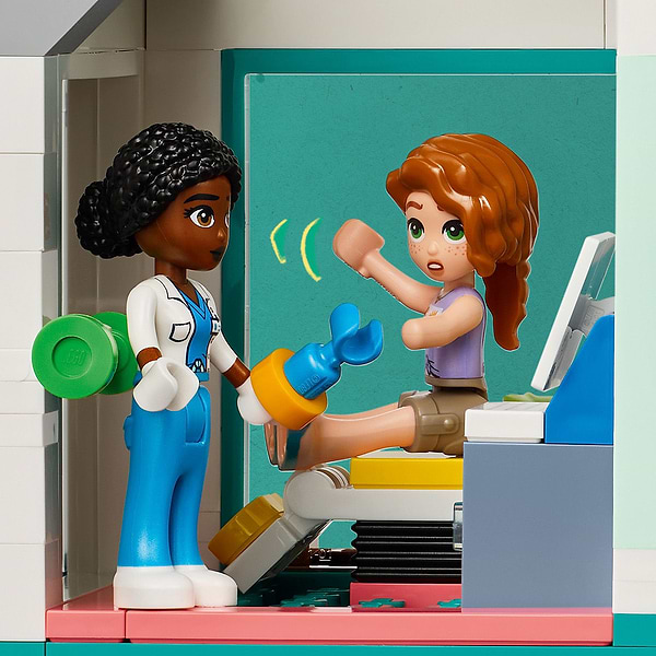Фото - Конструктор LEGO Friends Лікарня в Хартлейк-Сіті (42621)