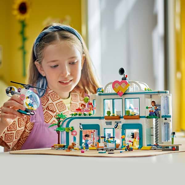 Фото - Конструктор LEGO Friends Лікарня в Хартлейк-Сіті (42621)
