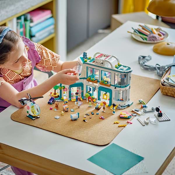 Фото - Конструктор LEGO Friends Лікарня в Хартлейк-Сіті (42621)
