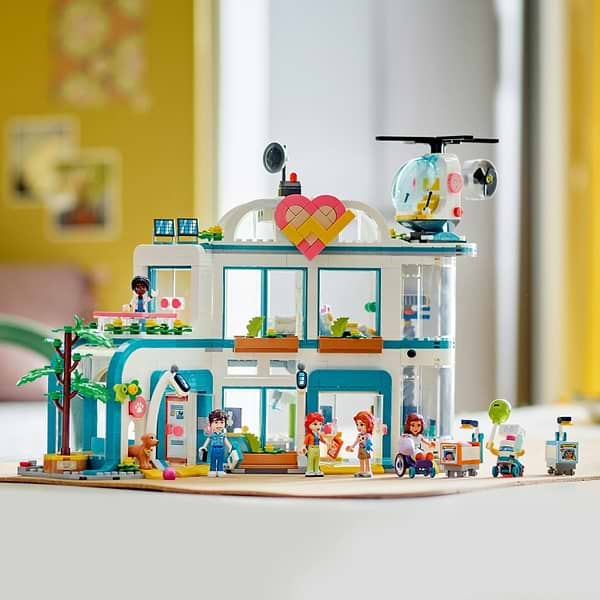 Фото - Конструктор LEGO Friends Лікарня в Хартлейк-Сіті (42621)