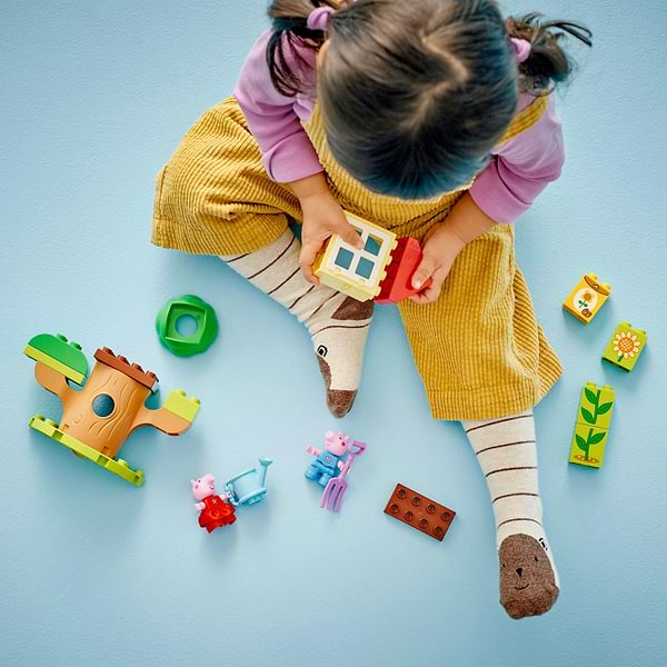 Фото - Конструктор LEGO DUPLO® Сад и домик на дереве Пеппи (10431)