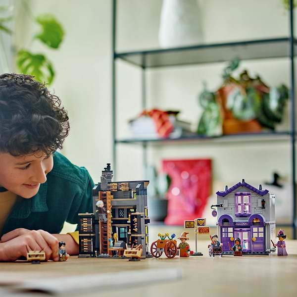 Фото - Конструктор LEGO Harry Potter™ Магазины Оливандера и мантий от Мадам Малкин (76439)