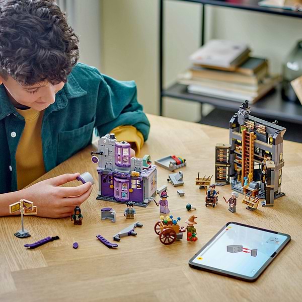 Фото - Конструктор LEGO Harry Potter™ Магазины Оливандера и мантий от Мадам Малкин (76439)