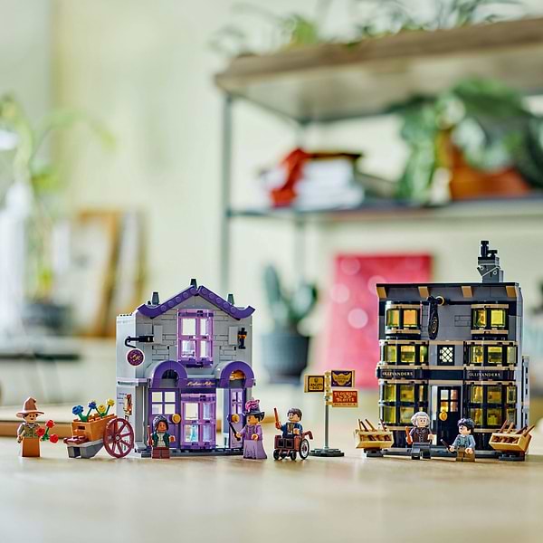 Фото - Конструктор LEGO Harry Potter™ Магазины Оливандера и мантий от Мадам Малкин (76439)