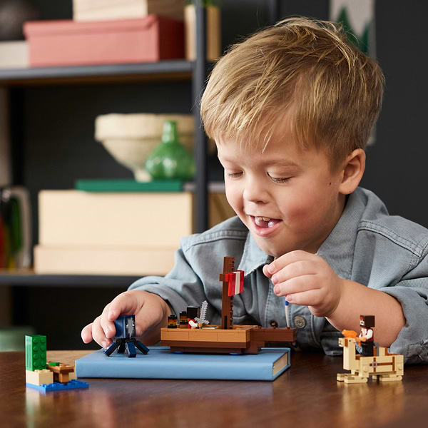 Фото - Конструктор LEGO Minecraft® Путешествие на пиратском корабле (21259)