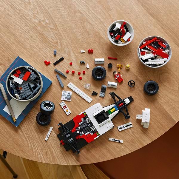 Фото - Конструктор LEGO ICONS McLaren MP4/4 и Айртон Сенна (10330)