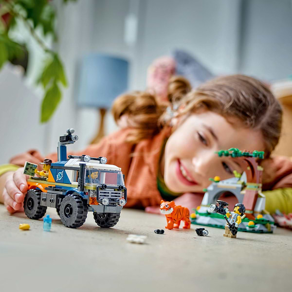 Фото - Конструктор LEGO City Іграшковий позашляховик для дослідження джунглів (60426)