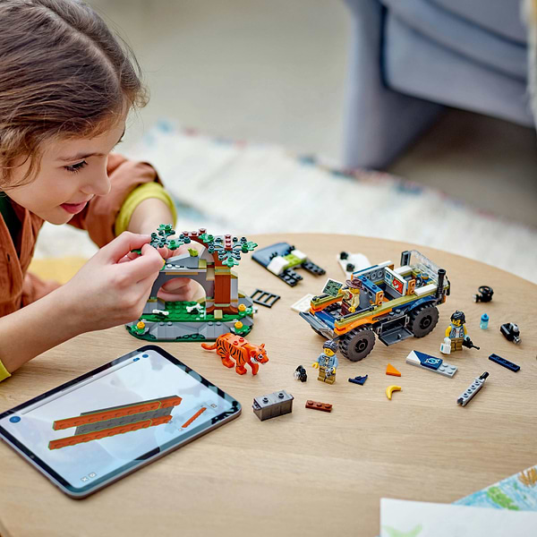 Фото - Конструктор LEGO City Іграшковий позашляховик для дослідження джунглів (60426)