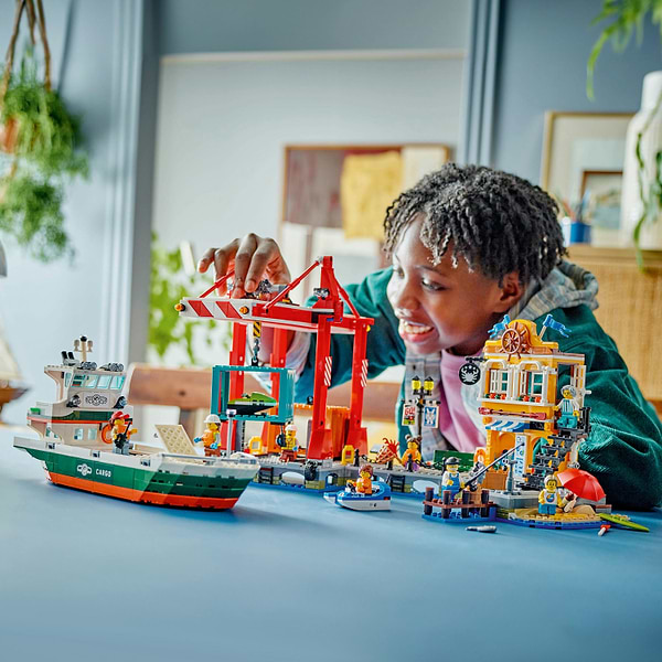Фото - Конструктор LEGO City Морська гавань із вантажним судном (60422)