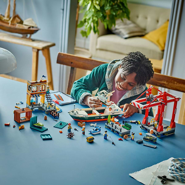 Фото - Конструктор LEGO City Морська гавань із вантажним судном (60422)