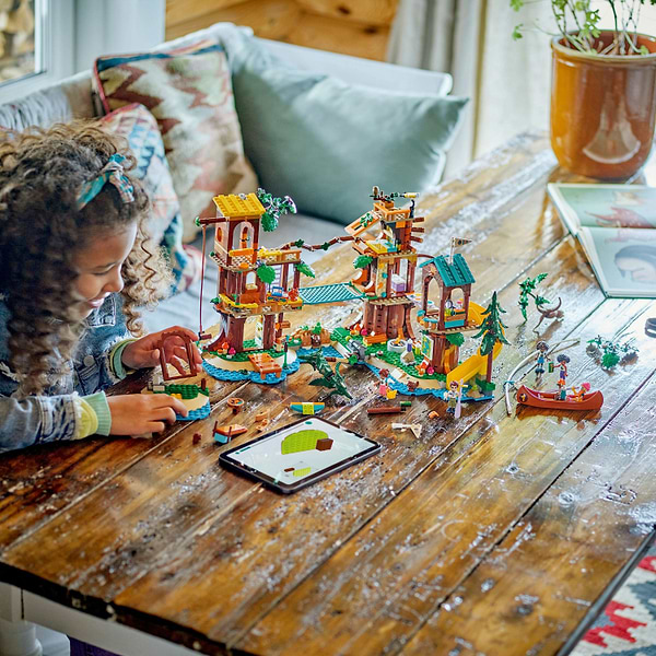 Фото - Конструктор LEGO Friends Домик на дереве в приключенческом лагере (42631)