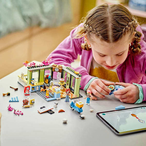 Фото - Конструктор LEGO Friends Кавʼярня Хартлейк-Сіті (42618)