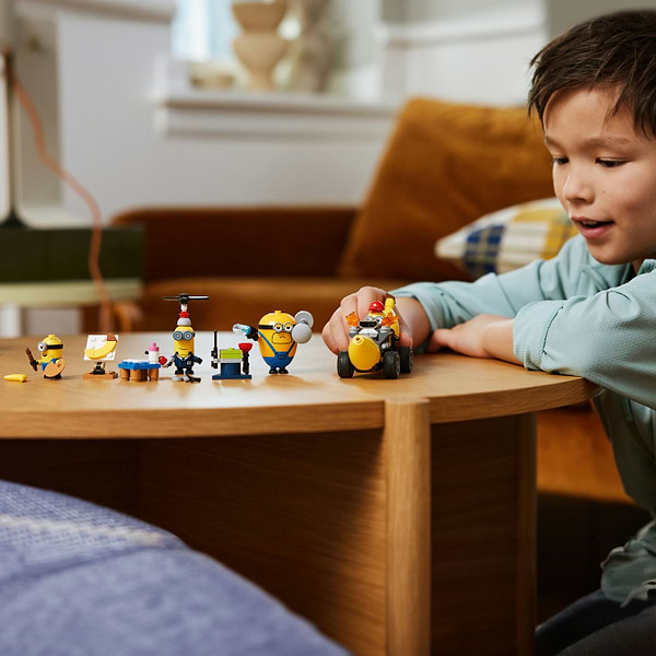 Фото - Конструктор LEGO Despicable Me Посіпаки й банановий автомобіль (75580)