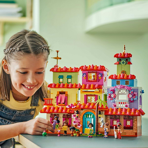 Фото - Конструктор LEGO Disney Encanto Чарівний будинок Мадригал (43245)