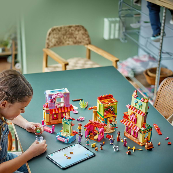 Фото - Конструктор LEGO Disney Encanto Чарівний будинок Мадригал (43245)