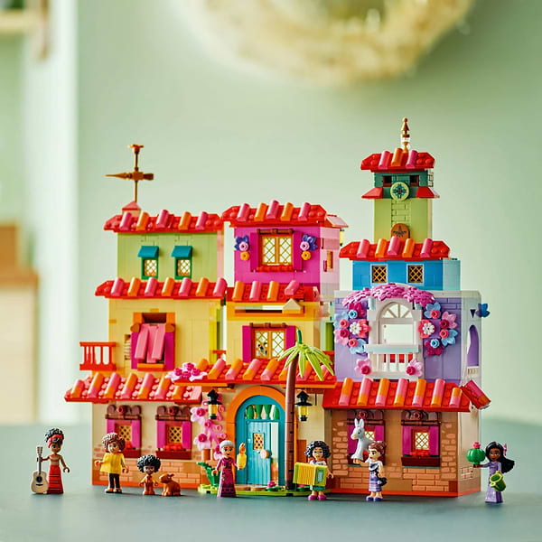 Фото - Конструктор LEGO Disney Encanto Чарівний будинок Мадригал (43245)