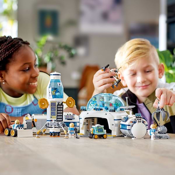 Фото - Конструктор LEGO City Місячна Дослідницька база (60350)