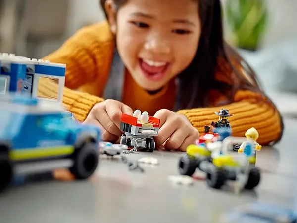 Фото - Конструктор LEGO City Полицейский мобильный командный трейлер (60315)