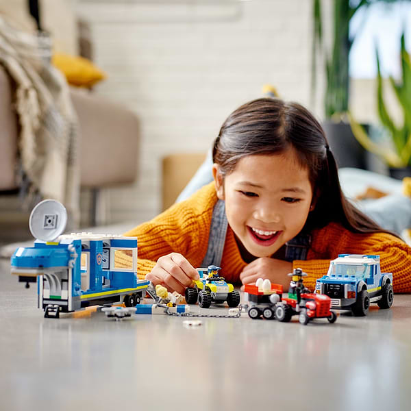 Фото - Конструктор LEGO City Полицейский мобильный командный трейлер (60315)