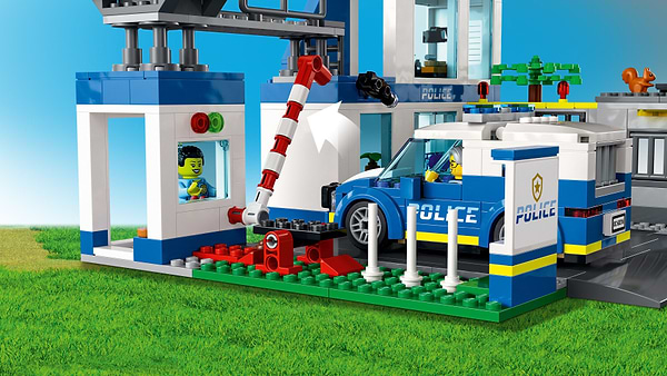 Фото - Конструктор LEGO City Полицейский участок (60316)