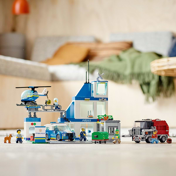 Фото - Конструктор LEGO City Полицейский участок (60316)