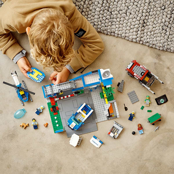 Фото - Конструктор LEGO City Полицейский участок (60316)