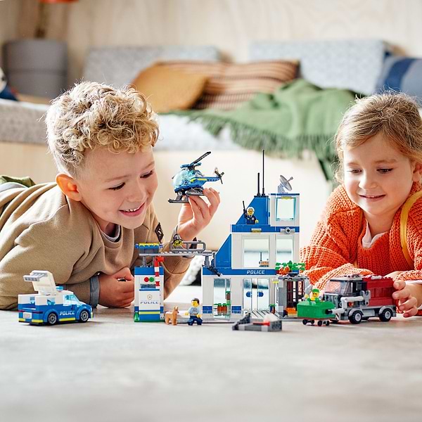 Фото - Конструктор LEGO City Полицейский участок (60316)
